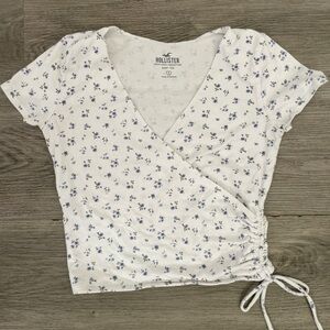 Hollister Women's Blue Floral Short Sleeve Wrap Top